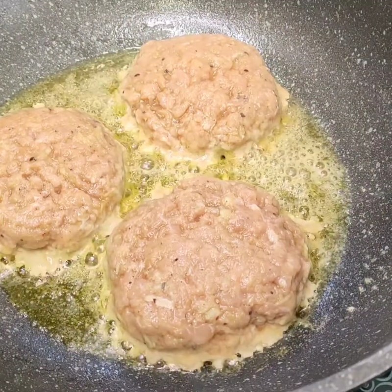 Bước 2 Tạo hình nhân hamburger và áp chảo Bánh mì hamburger