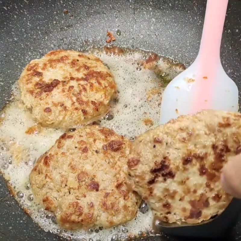 Bước 2 Tạo hình nhân hamburger và áp chảo Bánh mì hamburger