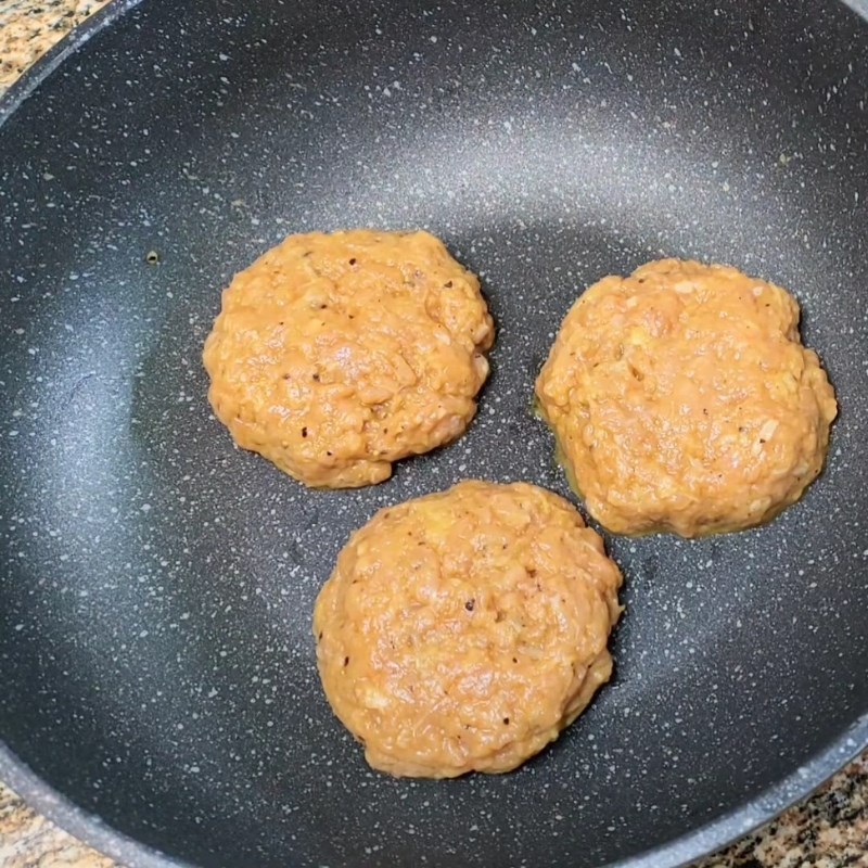 Bước 2 Tạo hình nhân hamburger và áp chảo Bánh mì hamburger