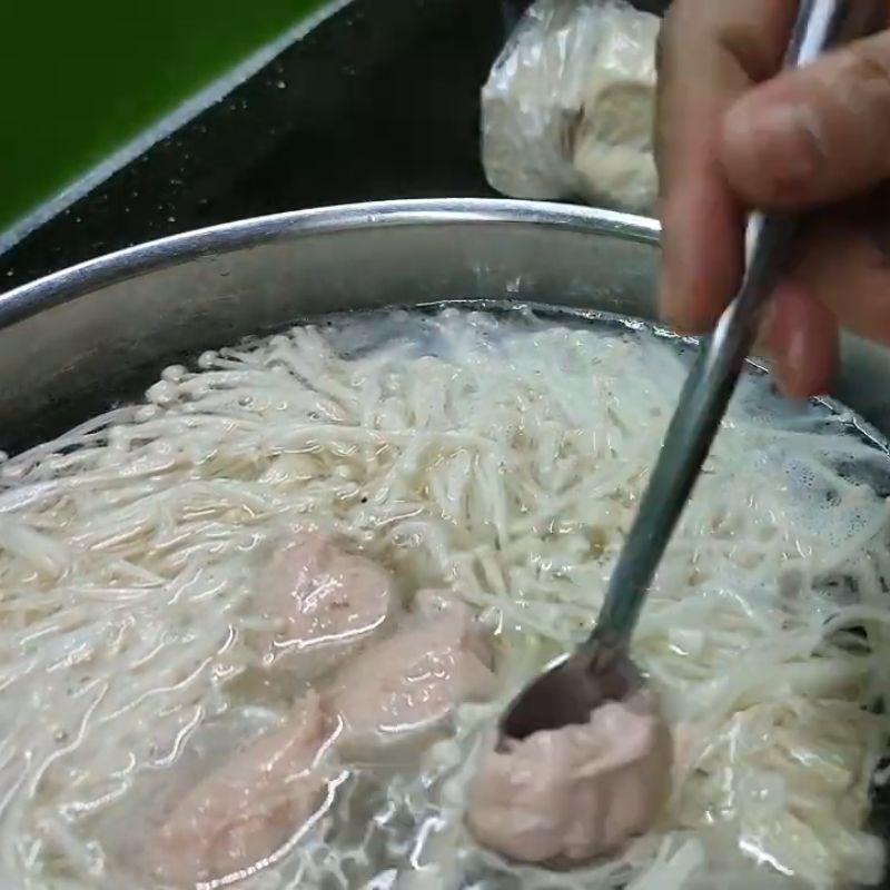 Bước 3 Tạo hình và thả mọc (giò sống) vào nồi canh mọc nấm kim châm