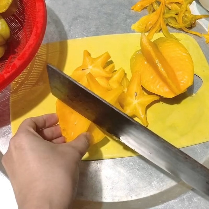Bước 2 Thái lát khế hình ngôi sao Khế chua ngâm đường phèn