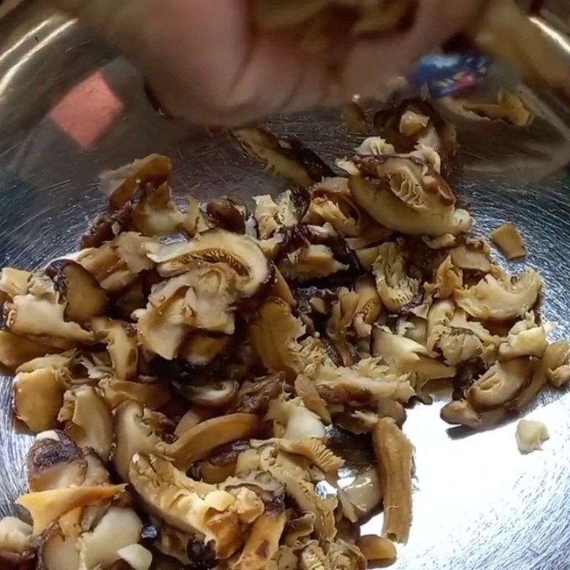 Bước 2 Thái và vắt khô nấm Hạt nêm chay từ nấm đông cô