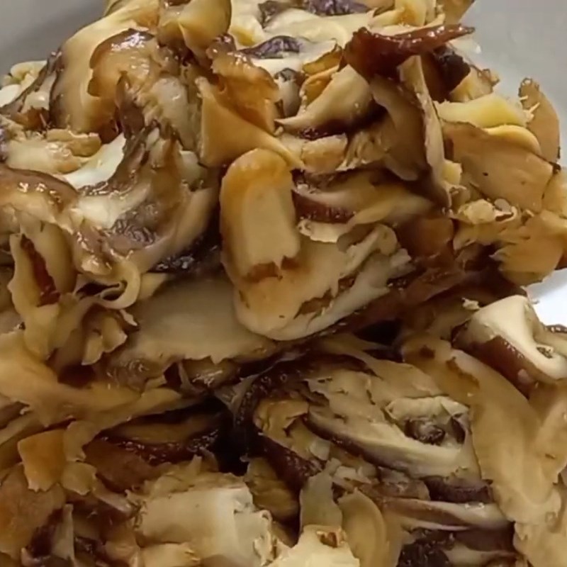 Bước 2 Thái và vắt khô nấm Hạt nêm chay từ nấm đông cô