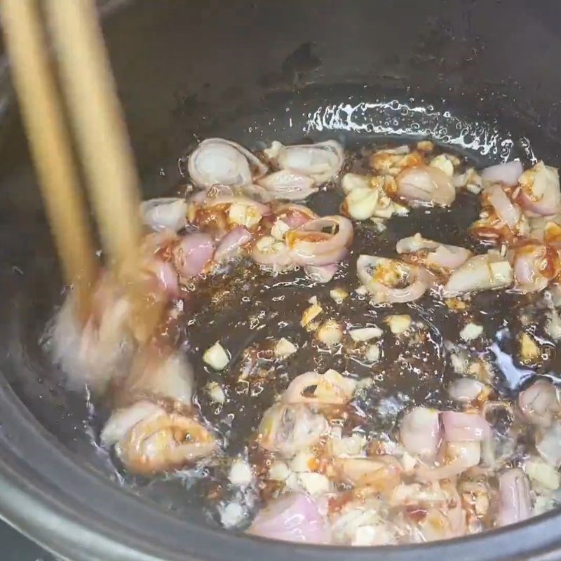 Bước 2 Thắng đường màu và phi thơm hành tỏi cá nục kho kiểu miền Trung ngon