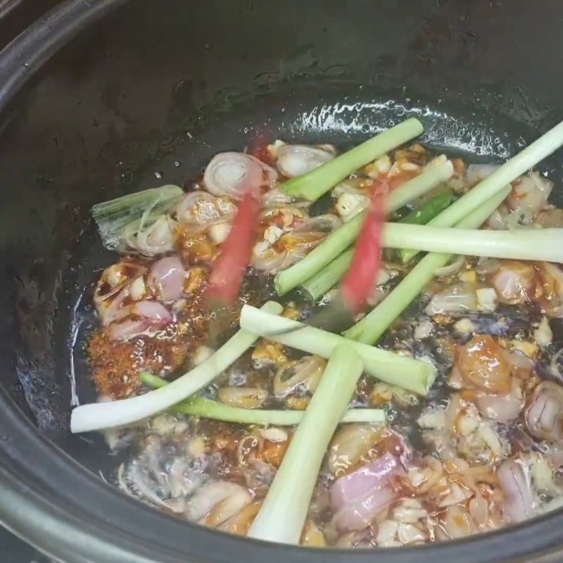 Bước 2 Thắng đường màu và phi thơm hành tỏi cá nục kho kiểu miền Trung ngon