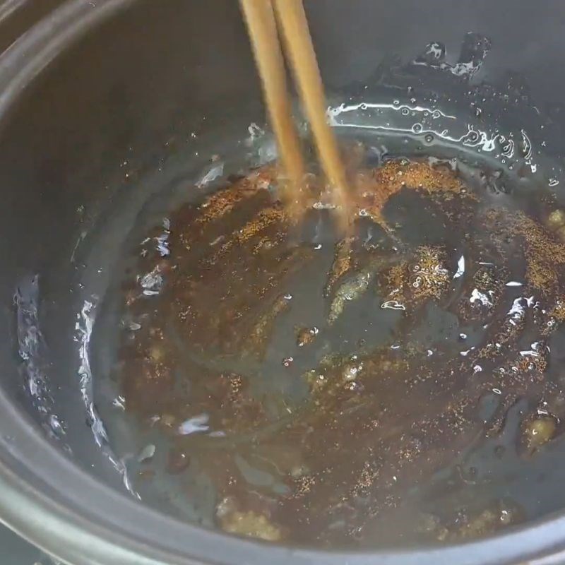 Bước 2 Thắng đường màu và phi thơm hành tỏi cá nục kho kiểu miền Trung ngon