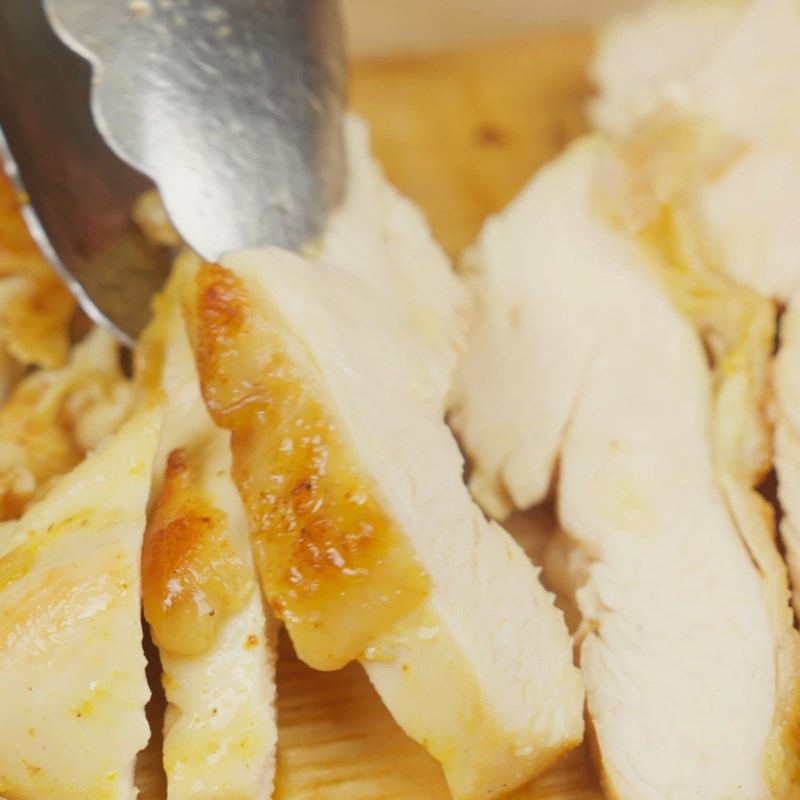 Bước 4 Thành phẩm Ức gà áp chảo giảm cân