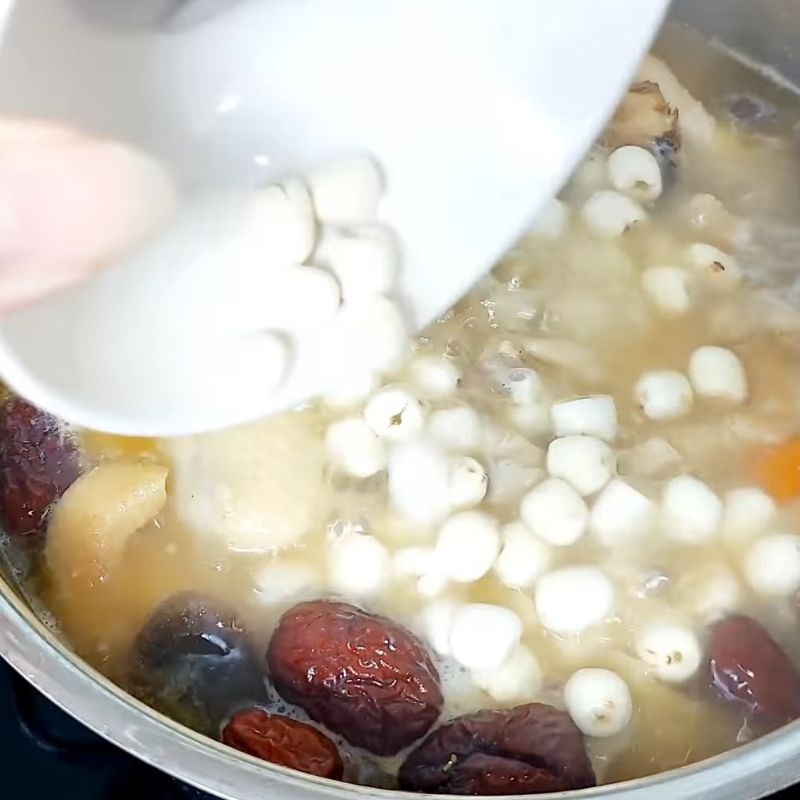 Bước 5 Thêm hạt sen và hoàn tất món gà tần Gà tần thuốc bắc
