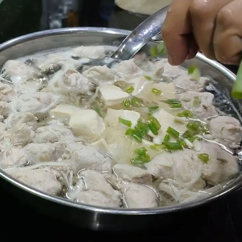 Bước 5 Thêm nguyên liệu tùy chọn và nêm nếm canh mọc nấm kim châm