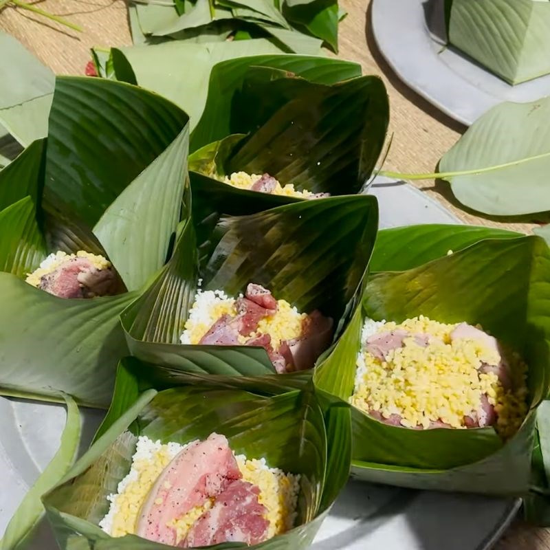 Bước 4 Thêm nhân bánh trưng vào khuôn lá dong cách gói bánh chưng bằng lá dong