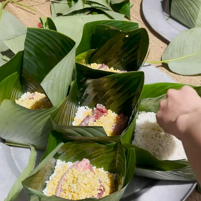 Bước 4 Thêm nhân bánh trưng vào khuôn lá dong cách gói bánh chưng bằng lá dong