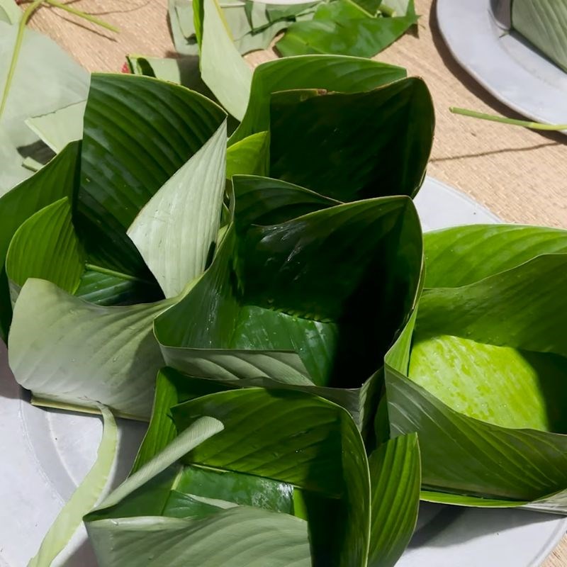 Bước 4 Thêm nhân bánh trưng vào khuôn lá dong cách gói bánh chưng bằng lá dong