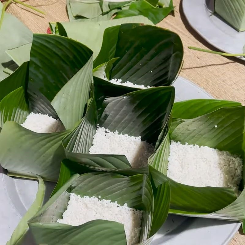 Bước 4 Thêm nhân bánh trưng vào khuôn lá dong cách gói bánh chưng bằng lá dong