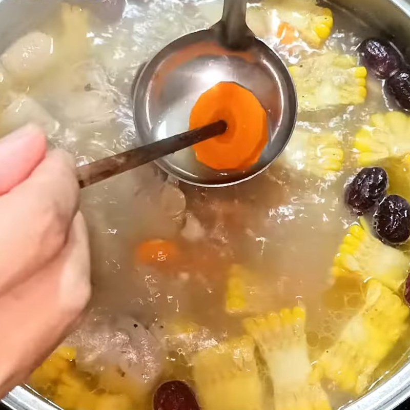 Bước 5 Thêm rau củ, hạt sen và táo đỏ Canh gà rau củ