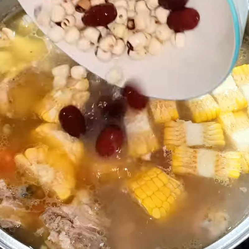 Bước 5 Thêm rau củ, hạt sen và táo đỏ Canh gà rau củ