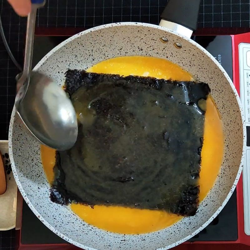 Bước 3 Thêm rong biển và tráng trứng lần 2 Trứng cuộn rong biển