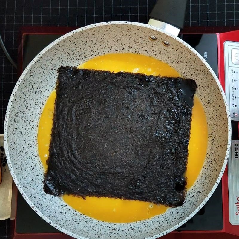 Bước 3 Thêm rong biển và tráng trứng lần 2 Trứng cuộn rong biển