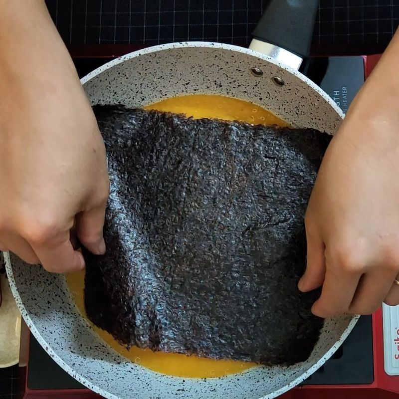 Bước 3 Thêm rong biển và tráng trứng lần 2 Trứng cuộn rong biển