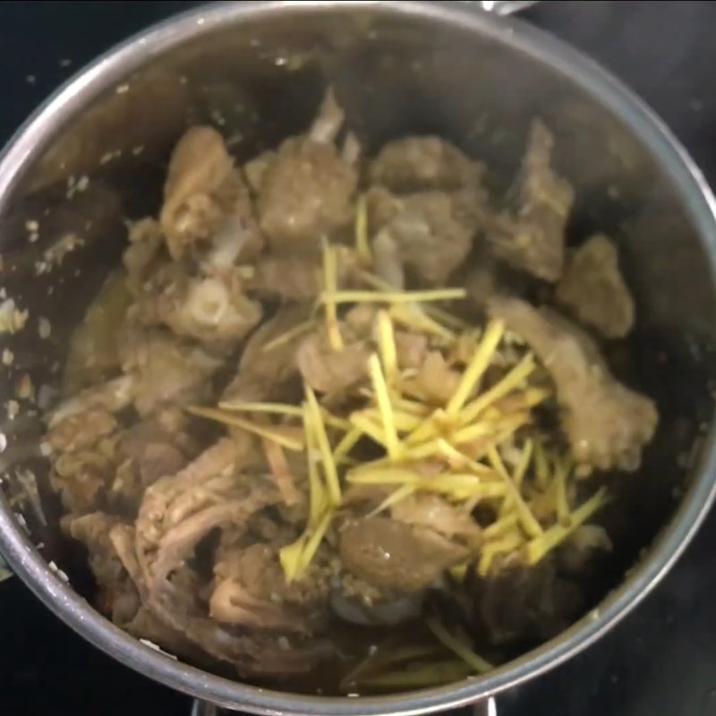 Bước 4 Thêm sả và om vịt rang gừng sả Vịt rang gừng