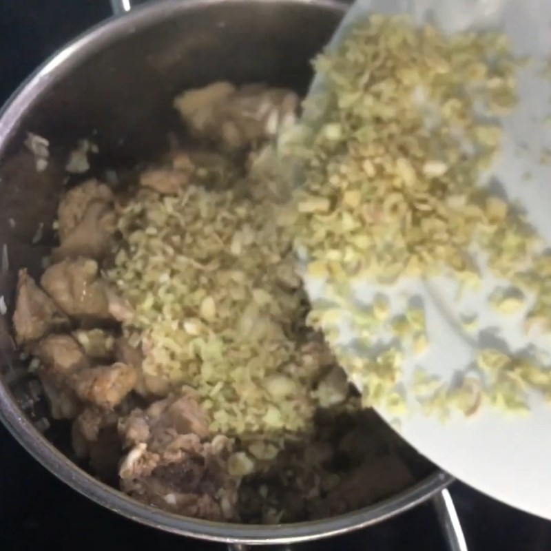 Bước 4 Thêm sả và om vịt rang gừng sả Vịt rang gừng