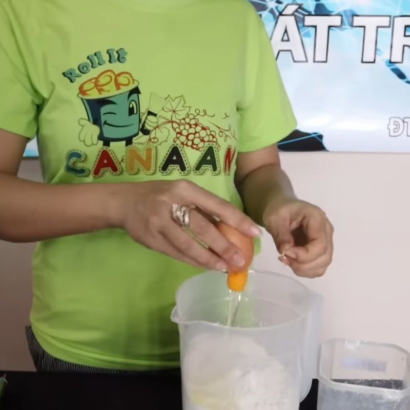 Bước 2 Thêm trứng và đánh hỗn hợp bột làm bánh crepe bánh crepe Thái Lan