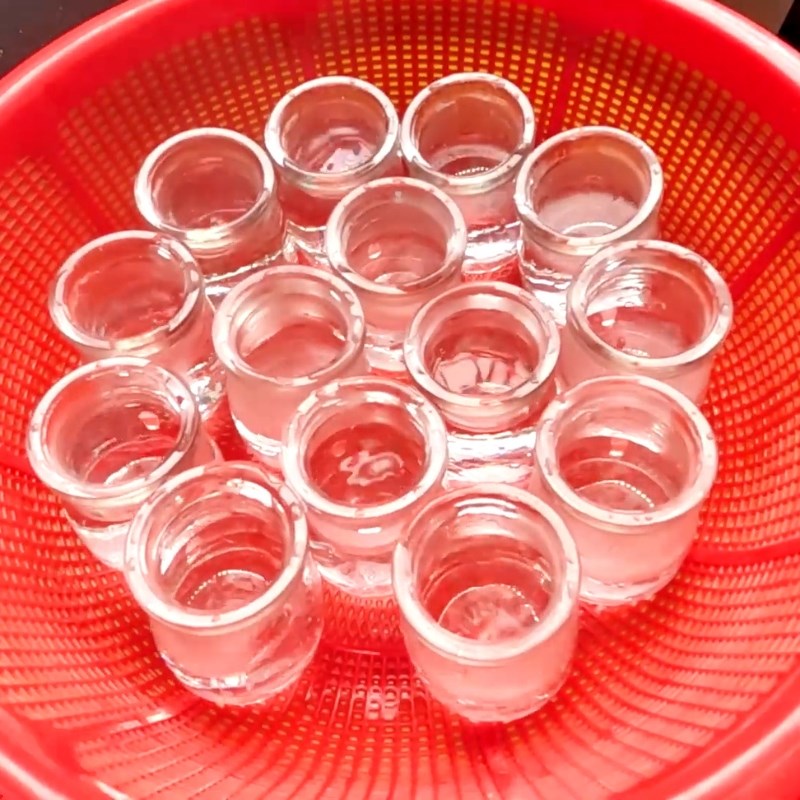 Bước 1 Tiệt trùng hũ đựng sữa chua (Lợi khuẩn) Ủ sữa chua bằng thùng đá