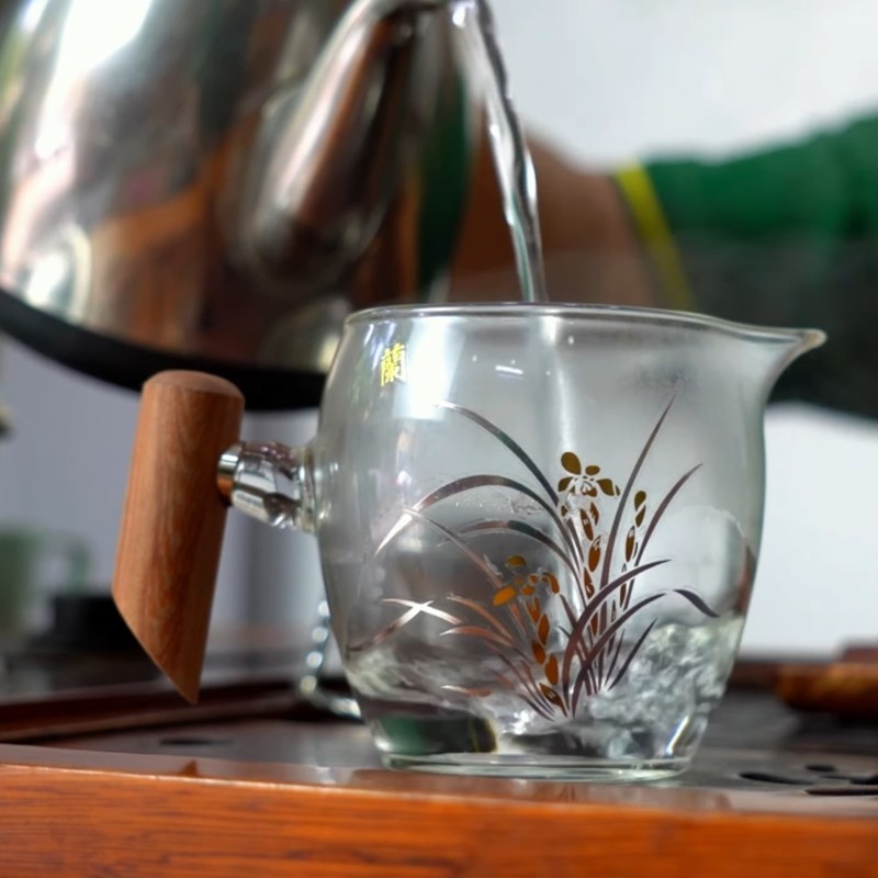 Bước 2 Tráng ấm chén và đánh thức trà Trà phổ nhĩ