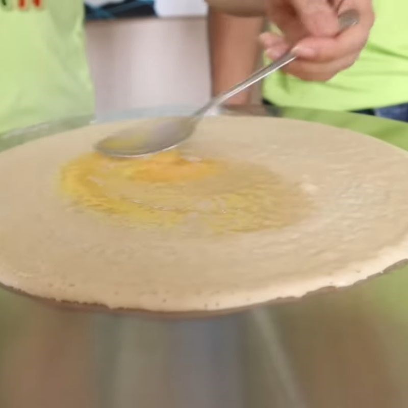 Bước 4 Tráng bánh crepe Thái Lan bánh crepe Thái Lan