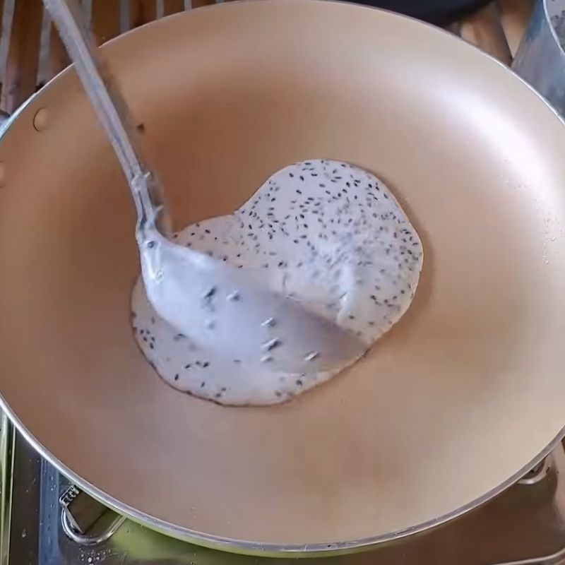 Bước 2 Tráng bánh trên chảo chống dính Bánh tráng nước dừa