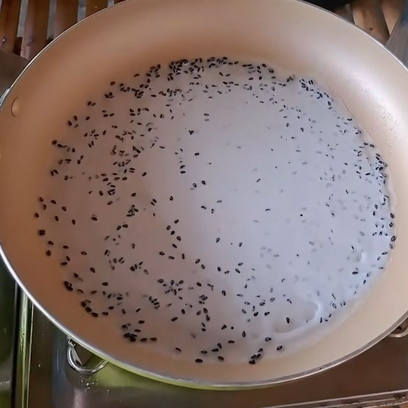 Bước 2 Tráng bánh trên chảo chống dính Bánh tráng nước dừa