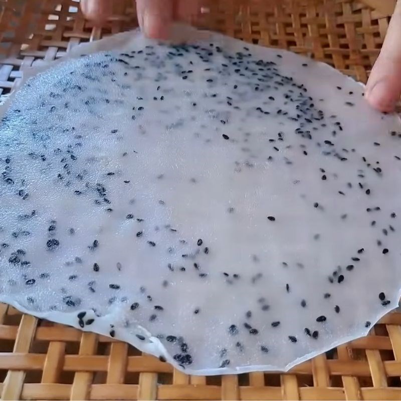 Bước 2 Tráng bánh trên chảo chống dính Bánh tráng nước dừa