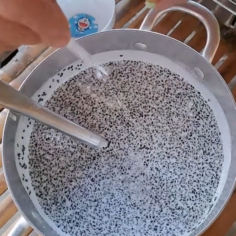 Bước 2 Tráng bánh trên chảo chống dính Bánh tráng nước dừa