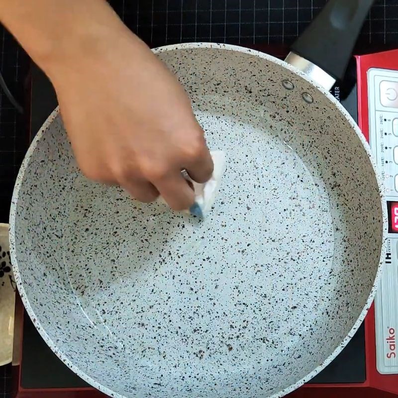 Bước 2 Tráng trứng lần 1 với chảo chống dính Trứng cuộn rong biển