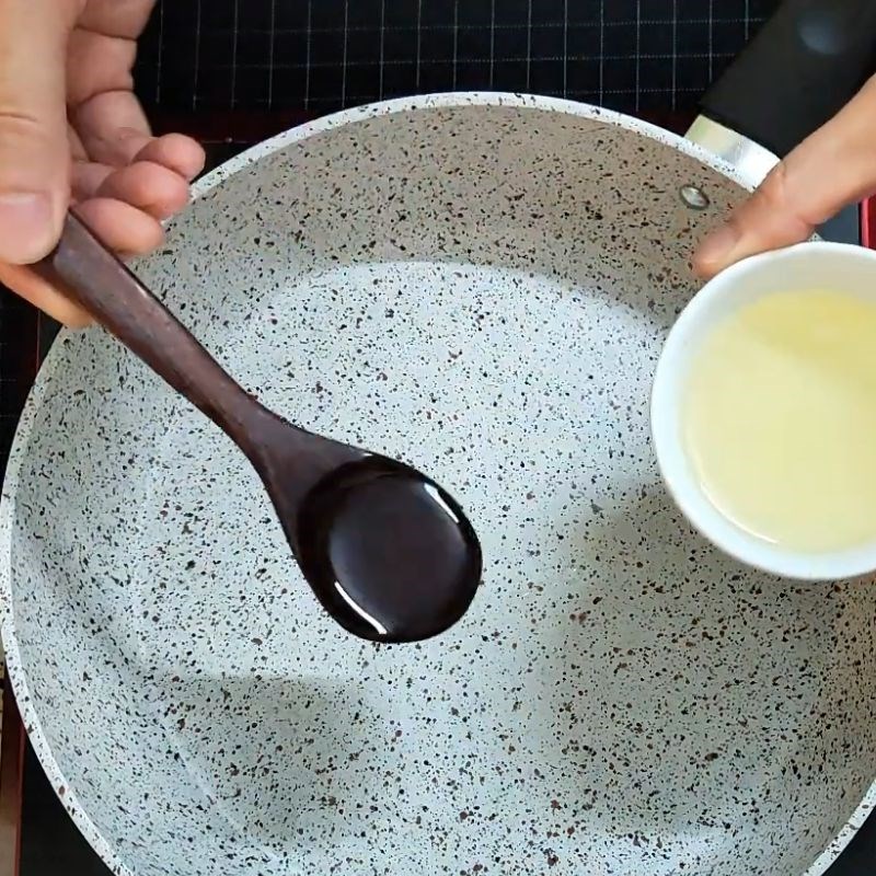 Bước 2 Tráng trứng lần 1 với chảo chống dính Trứng cuộn rong biển