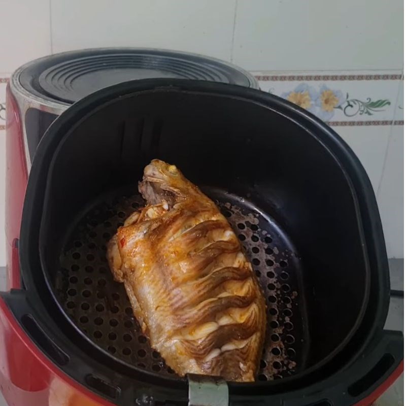 Bước 5 Trở mặt, quét sốt và nướng cá lần 2 cá diêu hồng nướng nồi chiên không dầu
