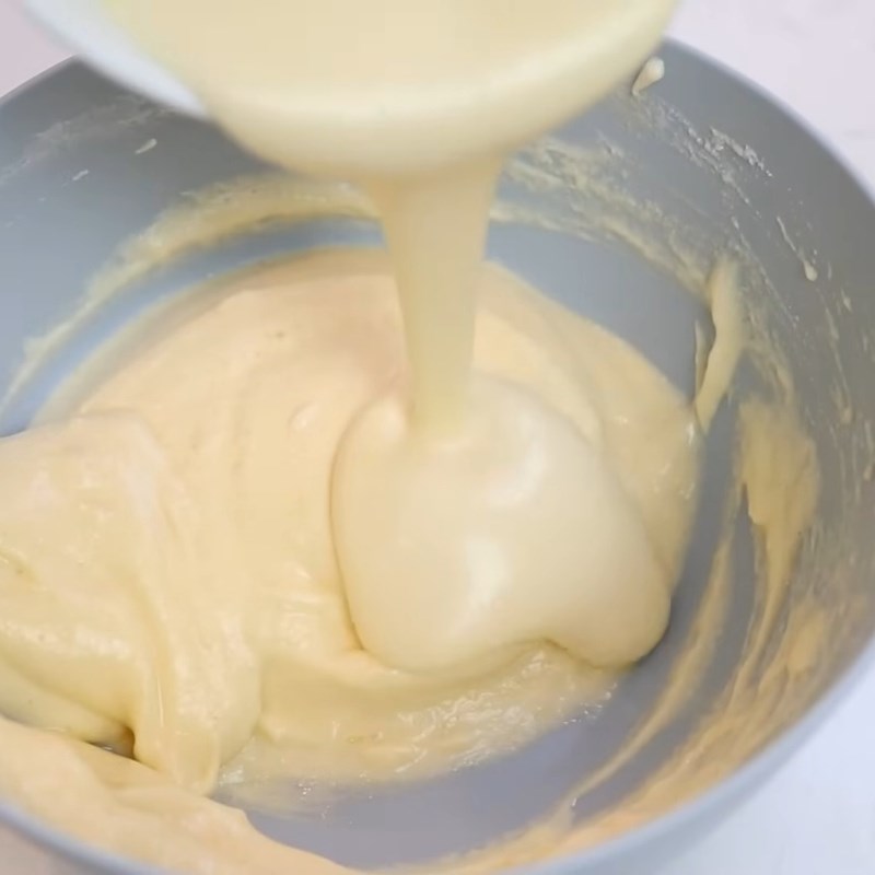 Bước 3 Trộn bột bánh gato Bánh gato bằng nồi chiên không dầu