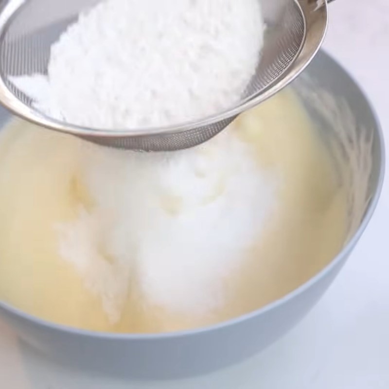 Bước 3 Trộn bột bánh gato Bánh gato bằng nồi chiên không dầu