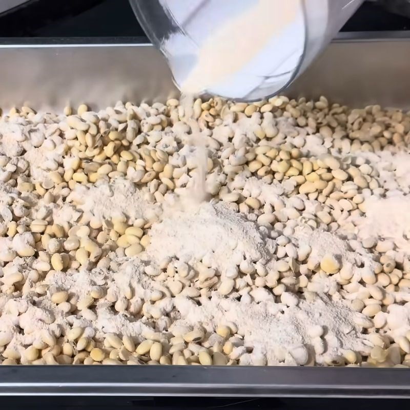 Bước 5 Trộn đậu nành với thính và men koji nước tương truyền thống