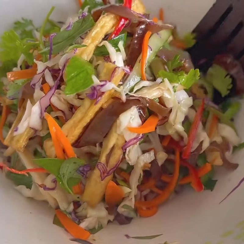 Bước 6 Trộn gỏi và trình bày gỏi chay thập cẩm