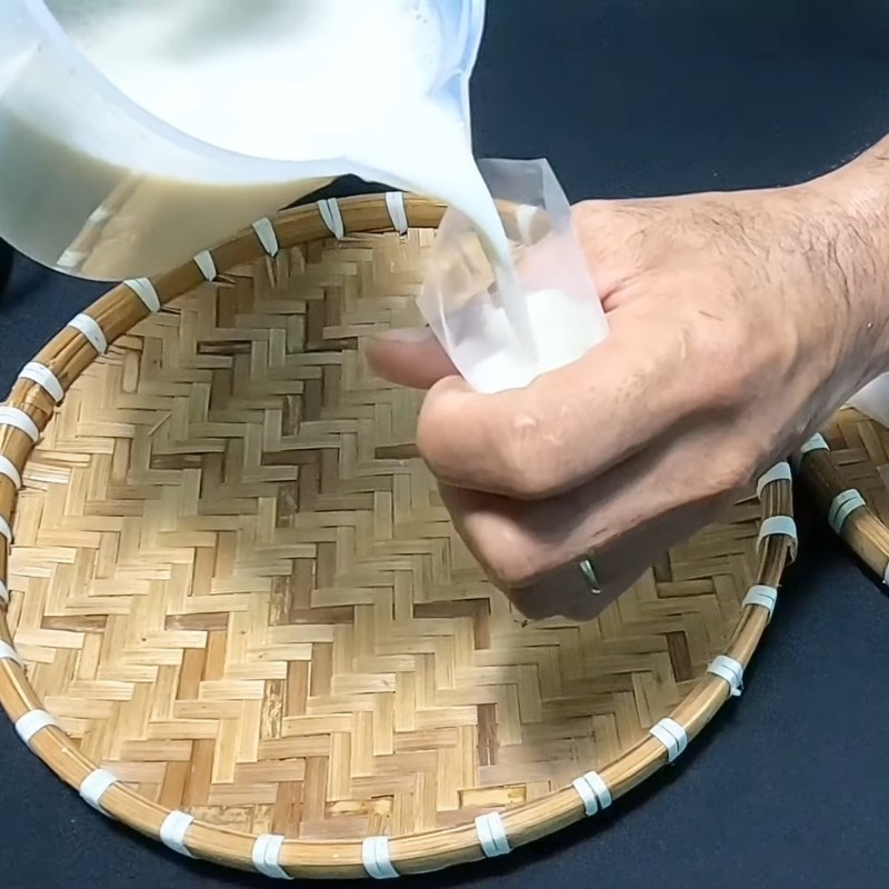 Bước 2 Trộn men sữa chua cái và đóng gói Sữa chua không cần ủ