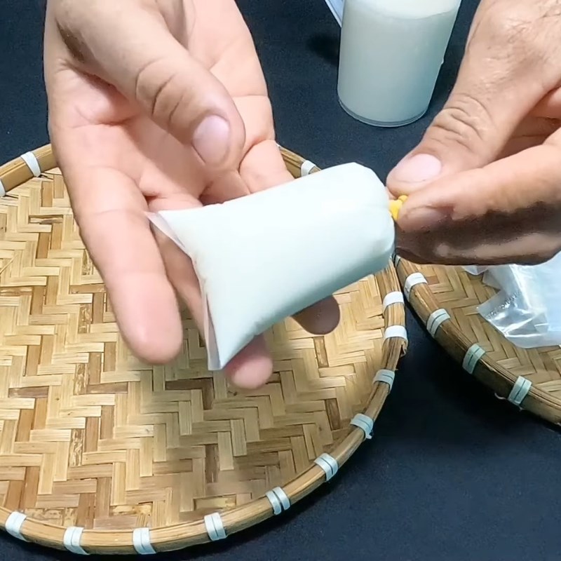 Bước 2 Trộn men sữa chua cái và đóng gói Sữa chua không cần ủ