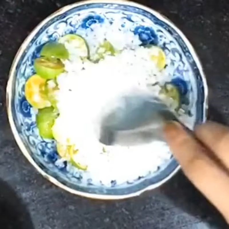 Bước 2 Trộn nguyên liệu và hấp cách thủy Quất hấp mật ong