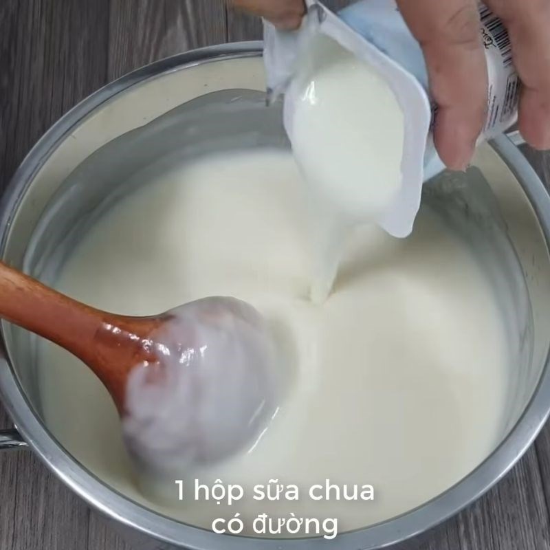 Bước 4 Trộn sữa chua vào hỗn hợp kem Kem chuối sữa đặc