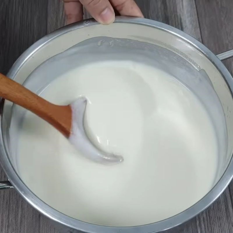 Bước 4 Trộn sữa chua vào hỗn hợp kem Kem chuối sữa đặc