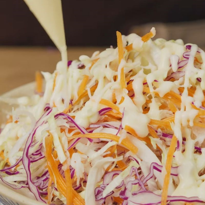 Bước 3 Trộn và trình bày món Salad bắp cải sốt mayonnaise trộn salad