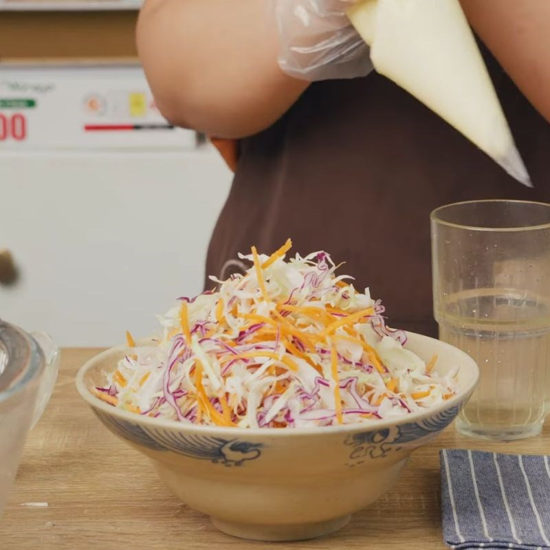 Bước 3 Trộn và trình bày món Salad bắp cải sốt mayonnaise trộn salad