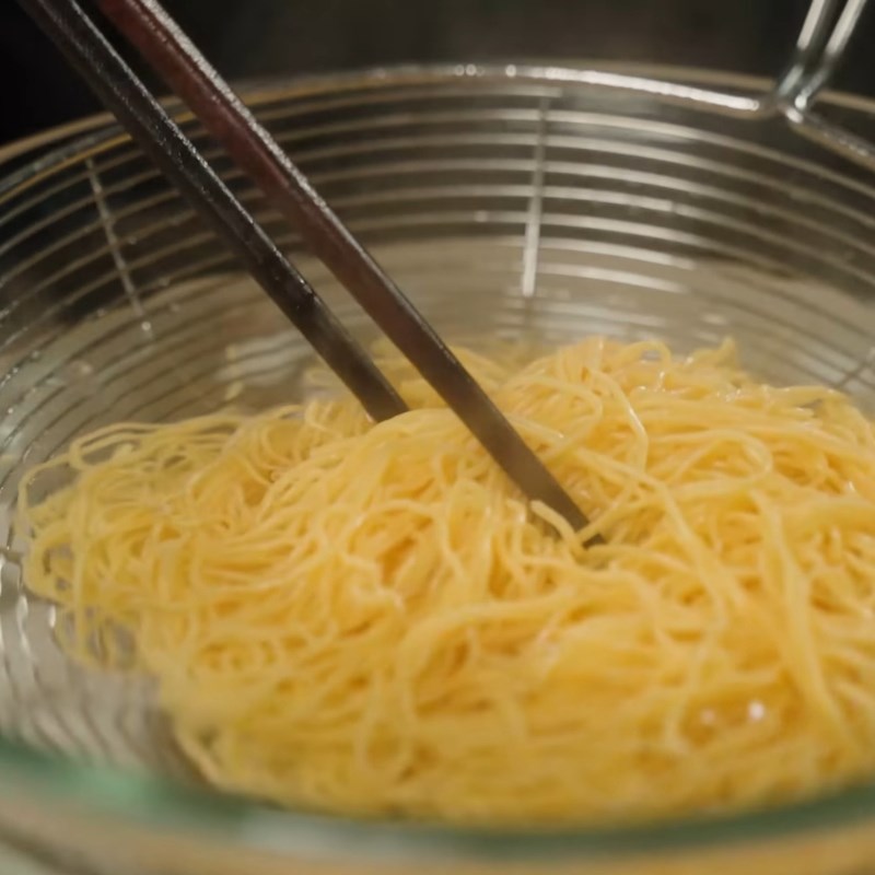 Bước 3 Trụng mì và chuẩn bị topping Sốt trộn mì khô