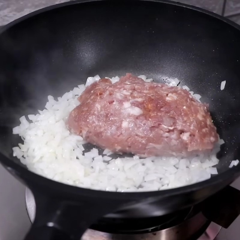 Bước 2 Làm nhân thịt băm mộc nhĩ Bột làm bánh cuốn