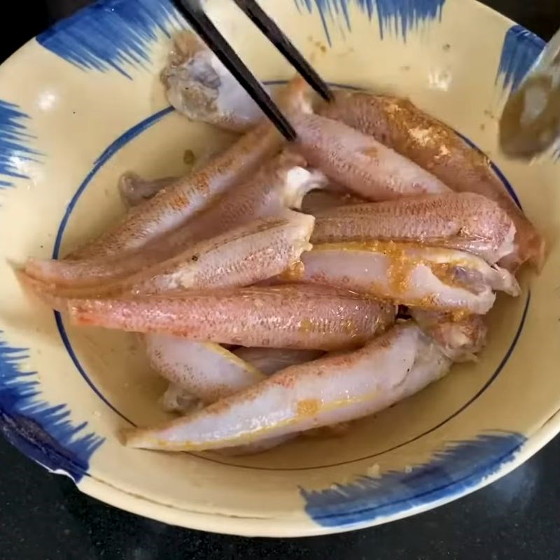 Bước 2 Ướp cá bống đậm đà gia vị kho cá bống cứng