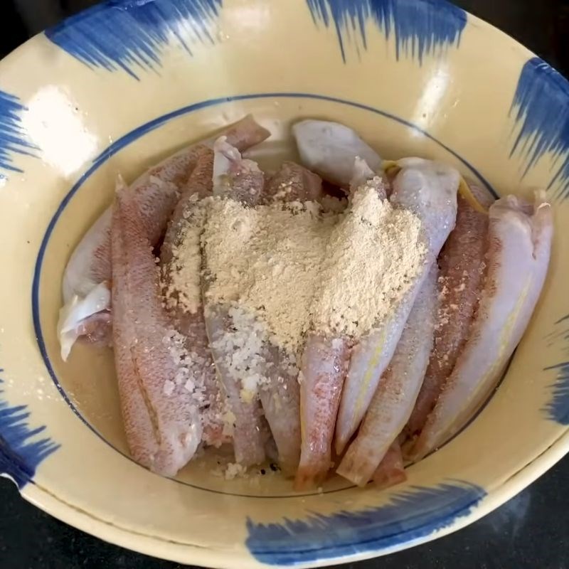 Bước 2 Ướp cá bống đậm đà gia vị kho cá bống cứng